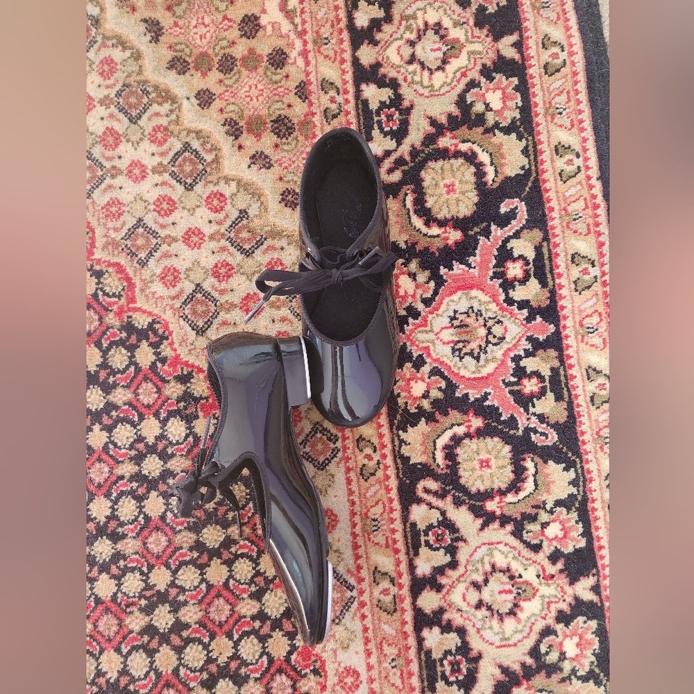 Girls size 1 W tap shoes (dance shoes)